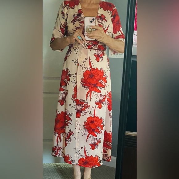 Beautiful floral pattern wraparound midi dress - Picture 2 of 9